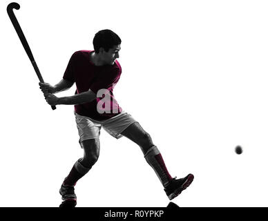 Un campo caucasica giocatore di hockey uomo isolato silhouette su sfondo bianco Foto Stock