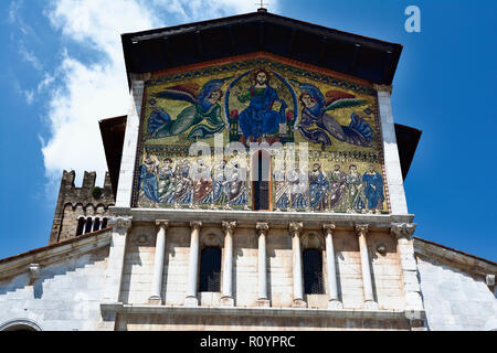 Monumentale mosaico dorato sulla facciata. La Basilica di San Frediano è una chiesa romanica, situato sulla Piazza San Frediano. Lucca, provincia di L Foto Stock