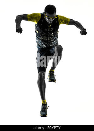 Un uomo caucasico trail runner acceso silhouette isolati su sfondo bianco Foto Stock
