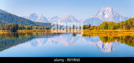 La visualizzazione e la riflessione del Teton Range da lanca piegare su Snake River. Foto Stock