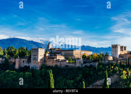 Panorama dell'Alhambra dal Mirador de San Nicolas. Da sinistra a destra: Nazaries palazzi, Palazzo di Carlo V e Alcazaba. Di seguito, il Sacromonte - Foto Stock