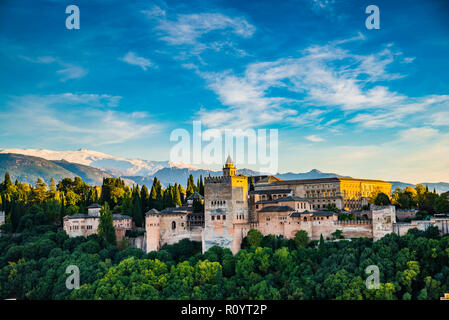 Panorama dell'Alhambra dal Mirador de San Nicolas. Da sinistra a destra: Generalife, Nazaries palazzi, Palazzo di Carlo V. Granada, Andalusia, Spagna Foto Stock