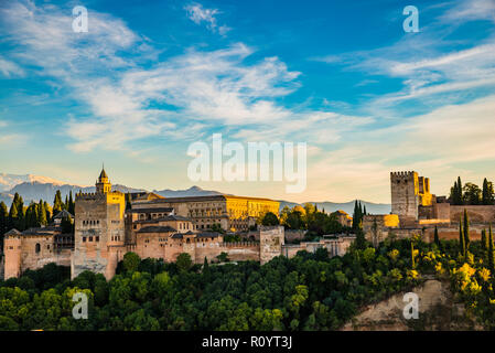 Panorama dell'Alhambra dal Mirador de San Nicolas. Da sinistra a destra: Nazaries palazzi, Palazzo di Carlo V. Granada, Andalusia, Spagna Foto Stock