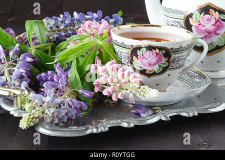 Composizione con set per il tè e il mazzo di bellissimi fiori di primavera sul vassoio Foto Stock