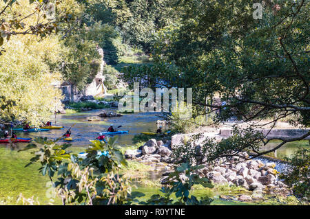 Chiare e fresche dolci acque a Fontaine-de-Vaucluse Foto Stock