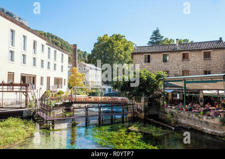 Chiare e fresche dolci acque a Fontaine-de-Vaucluse Foto Stock