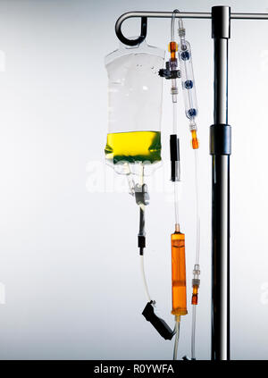 Asta portaflebo con farmaci per via endovenosa in borsa e le linee endovenose attrezzatura medica e trattamento sanitario Foto Stock