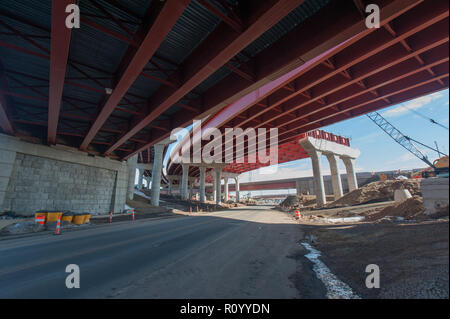 Costruzione della sottostruttura metallica per il cavalcavia e onramp a New Haven, CT, Stati Uniti d'America Foto Stock