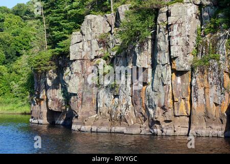 Gran scenic river con bellissimo ghiacciaio scolpito rocky formazioni rocciose lungo le sue rive Foto Stock