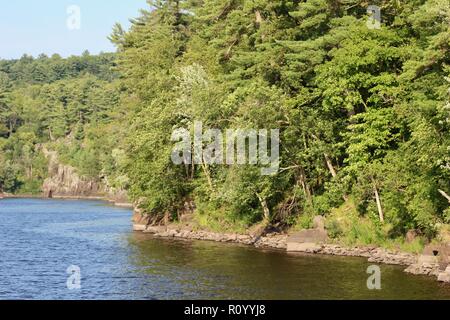 Gran scenic river con bellissimo ghiacciaio scolpito rocky formazioni rocciose lungo le sue rive Foto Stock