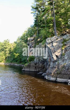 Gran scenic river con bellissimo ghiacciaio scolpito rocky formazioni rocciose lungo le sue rive Foto Stock