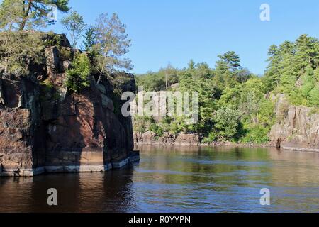 Gran scenic river con bellissimo ghiacciaio scolpito rocky formazioni rocciose lungo le sue rive Foto Stock