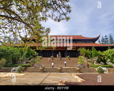 LINH UN TU tempio buddista con BIg FAT Buddha in Da Lat città. Viaggio in Vietnam nel 2012, 5 Dicembre Foto Stock