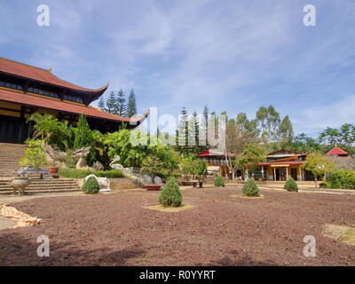 LINH UN TU tempio buddista con BIg FAT Buddha in Da Lat città. Viaggio in Vietnam nel 2012, 5 Dicembre Foto Stock