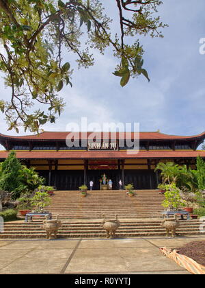 LINH UN TU tempio buddista con BIg FAT Buddha in Da Lat città. Viaggio in Vietnam nel 2012, 5 Dicembre Foto Stock