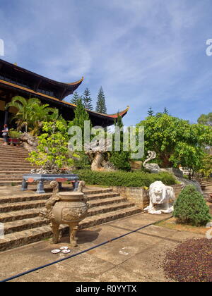 LINH UN TU tempio buddista con BIg FAT Buddha in Da Lat città. Viaggio in Vietnam nel 2012, 5 Dicembre Foto Stock