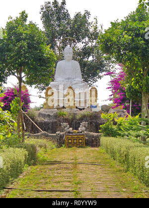 LINH UN TU tempio buddista con BIg FAT Buddha in Da Lat città. Viaggio in Vietnam nel 2012, 5 Dicembre Foto Stock