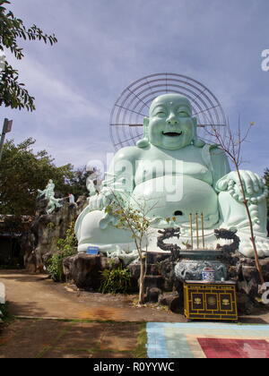 LINH UN TU tempio buddista con BIg FAT Buddha in Da Lat città. Viaggio in Vietnam nel 2012, 5 Dicembre Foto Stock