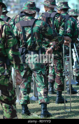 Banda Aceh, Indonesia - Agosto 16, 2005: Indonesia militari di marching band all'Indipendenza Indonesiana giorno celebrazione presso Blangpadang, banda aceh Foto Stock