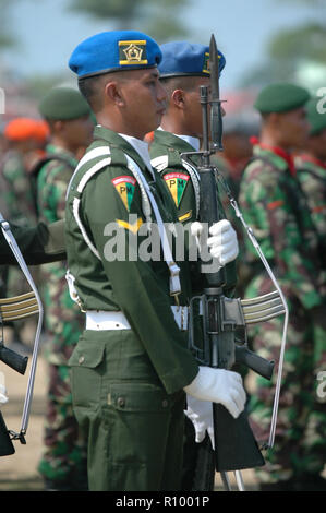 Banda Aceh, Indonesia - Agosto 16, 2005: Indonesia forze dell esercito indonesiano a Independence Day celebrazione presso Blangpadang, Banda Aceh, Indonesia Foto Stock