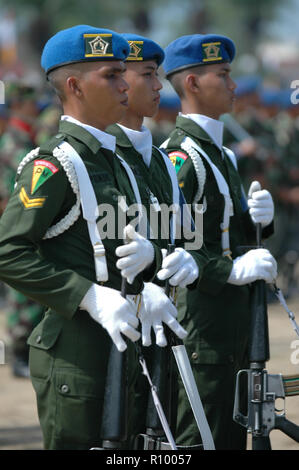 Banda Aceh, Indonesia - Agosto 16, 2005: Indonesia forze dell esercito indonesiano a Independence Day celebrazione presso Blangpadang, Banda Aceh, Indonesia Foto Stock