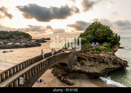 Biarritz, Francia. Il rocher du basta, una scenic rock e il punto di riferimento principale nella costa di Biarritz, al tramonto Foto Stock