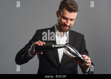 Uomo di riempimento in vetro con birra Foto Stock