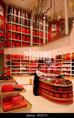 Maxim's store in Carrousel du Louvre, metropolitana centro commerciale per lo shopping a Parigi Foto Stock