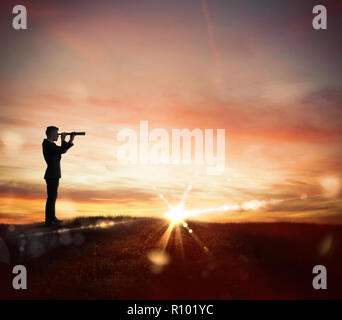 Imprenditore ricerches per nuovo orizzonte, nuove opportunità di business Foto Stock