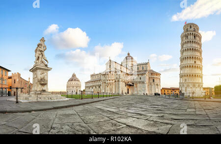 Pisa, Italia. Panoramica angolo basso vista della Piazza del Duomo con la Torre Pendente, la Cattedrale di Pisa e Putti Fontana Foto Stock