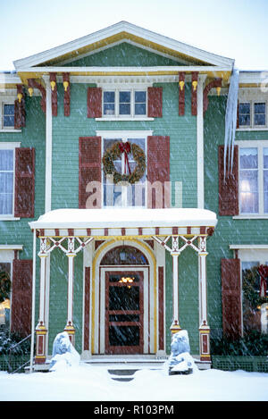 Maestoso Victorian Inn con nevicate invernali in Cooperstown, New York, Stati Uniti d'America Foto Stock