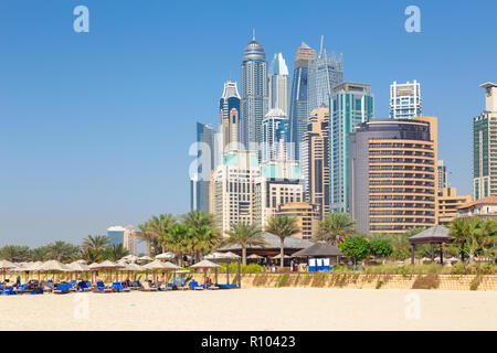 Dubai - La Marina Towers dalla spiaggia. Foto Stock