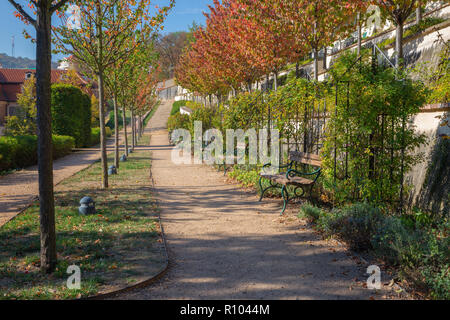 Praga - La Furstenberska giardini sotto il castello di atumn. Foto Stock