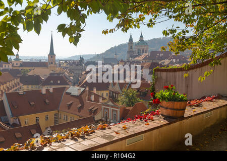 Praga - La outlook dal giardini sotto il castello di Mala Strana, San Nicola e San Tommaso chiesa. Foto Stock