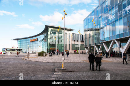 Bickerstaff parte quadrata del centro città di riconversione Blavckpool Lancashire Inghilterra UK .Sainsburys e Argos sulla sinistra e i nuovi uffici del Consiglio sulla destra Foto Stock