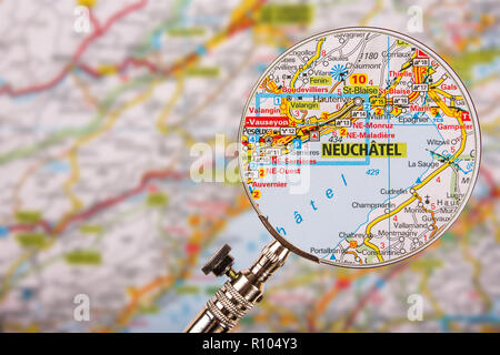 Mappa di Neuchatel con lente di ingrandimento sul tavolo Foto Stock