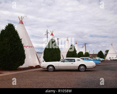 HOLBROOK, AZ - Luglio 12, 2018: una raccolta di vecchie automobili americane parcheggiato di fronte sagomato teepee le camere del Motel Wigwam in Holbrook, Ariz Foto Stock