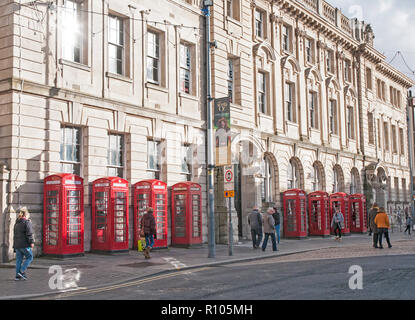 Fila di otto vecchio stile K2 caselle telefono al di fuori del vecchio Ufficio Generale delle Poste e smistamento di edificio per uffici a Abingdon street Blackpool Lancashire England Regno Unito Foto Stock