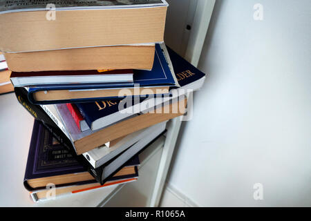 Fotografia dei lati di una pila di libri ha salvato su un ripiano bianco, nessuna copia Foto Stock