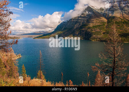 Vista di St Mary lago da Going-To-The-Sun Road Foto Stock