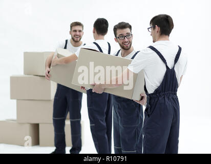 Foto di lavoratori che passano ogni altre caselle quando cappelli mobili. Foto Stock