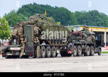 BURG / GERMANIA - Giugno 25, 2016: Tedesco fanteria corazzata veicolo, Marder dalla Bundeswehr sorge su un autocarro pesante elefante a open day in barrack Burg / S Foto Stock