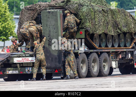 BURG / GERMANIA - Giugno 25, 2016: Tedesco fanteria corazzata veicolo, Marder dalla Bundeswehr sorge su un autocarro pesante elefante a open day in barrack Burg / S Foto Stock