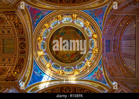 Le pareti interne e il soffitto, St Isaac chiesa St San Pietroburgo, Russo Sankt Peterburg, precedentemente (1914-24) Petrograd e (1924-91) Lenin Foto Stock