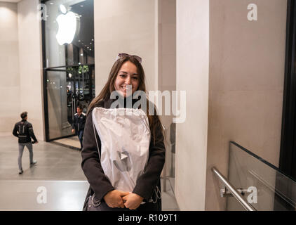 Barcellona, Spagna - 07 Novembre 2018: Donna tenendo un nuovo iPad Pro Foto Stock