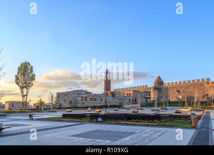 Erzurum castello con torre e parco pubblico di Erzurum, Turchia Foto Stock