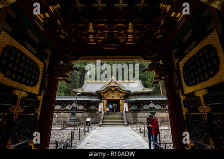 Nikko, Giappone - 15 Ottobre 2018: turisti visita del tempio Taiyuin al Nikko patrimonio mondiale in autunno, Giappone. Foto Stock