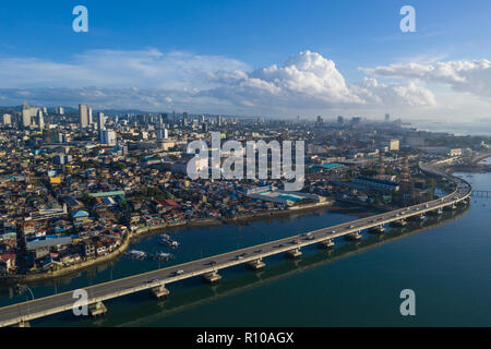 Vista rialzata della città di Cebu la mattina presto, Image presenta poveri insediamenti informali nel mezzo, racchiusi da Modern City Foto Stock