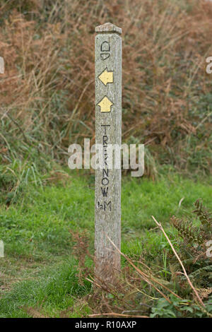 Cartello di South West Coast Path vicino Trebarwith, Tintagel, Cornwall, Inghilterra, Gran Bretagna Foto Stock