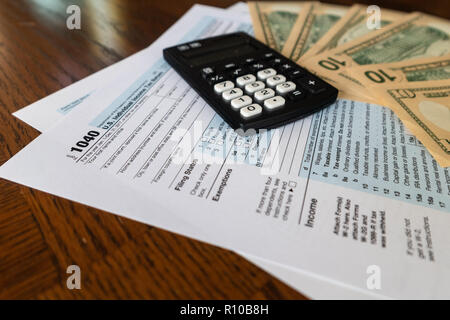 Noi forma fiscale e calcolatrice con utilizzato per calcolare la restituzione fiscale Foto Stock